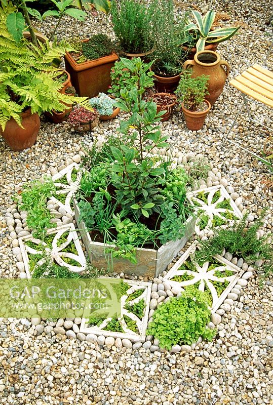 Herb Hexagon - Step 9. The finished herb bed with pebbles used as a finishing touch