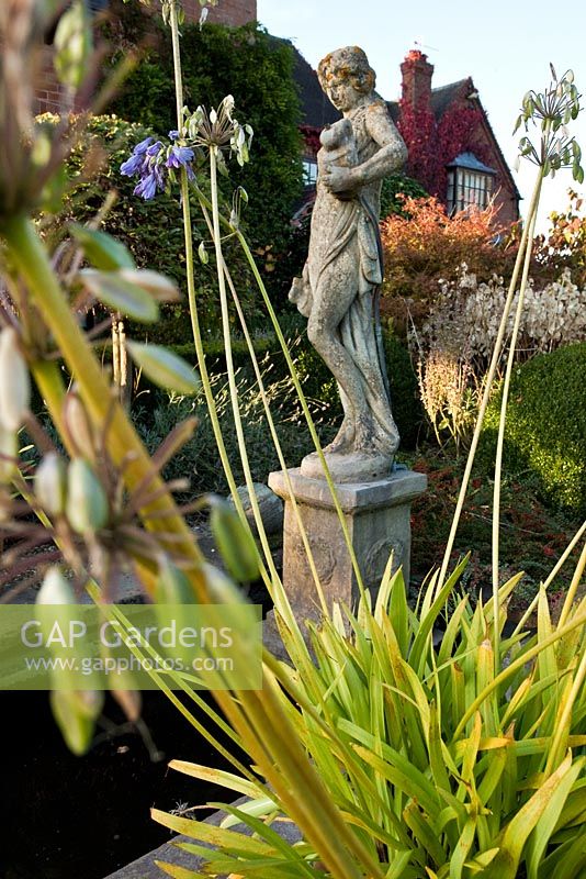 Figurative water fountain - Wilkins Pleck, Newcastle-under-Lyme, Staffordshire, NGS