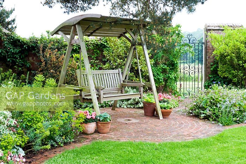 Covered wooden swing seat - End Lodge, NGS 