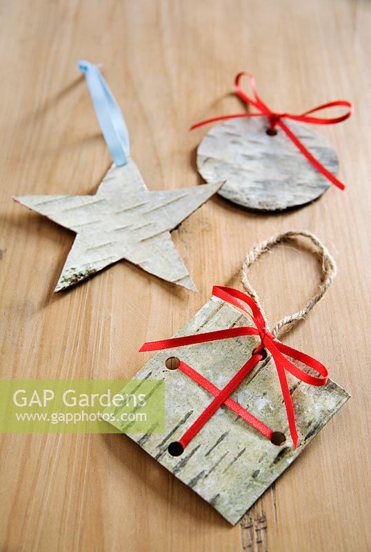 Making Christmas decorations from birch bark - Finished decorations of a star, a bauble and a gift