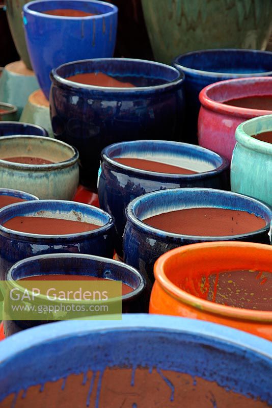 Terracotta and clay pots and planters for sale in a range of shapes, sizes and colours