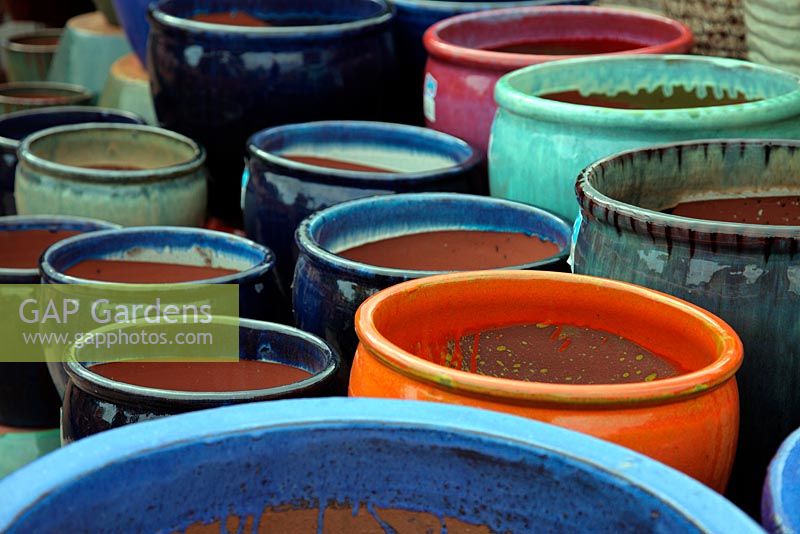 Terracotta and clay pots and planters for sale in a range of shapes, sizes and colours