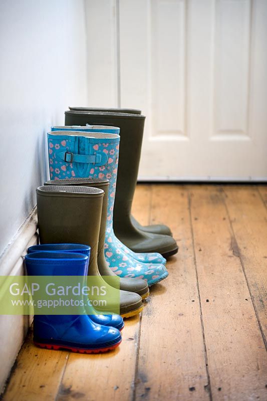 Four pairs of wellies of a gardening family in the hallway. 