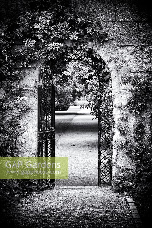 Garden archway at Oxford botanical gardens