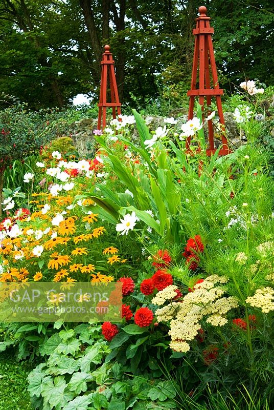 Decorative border punctuated by red wooden obelisks 