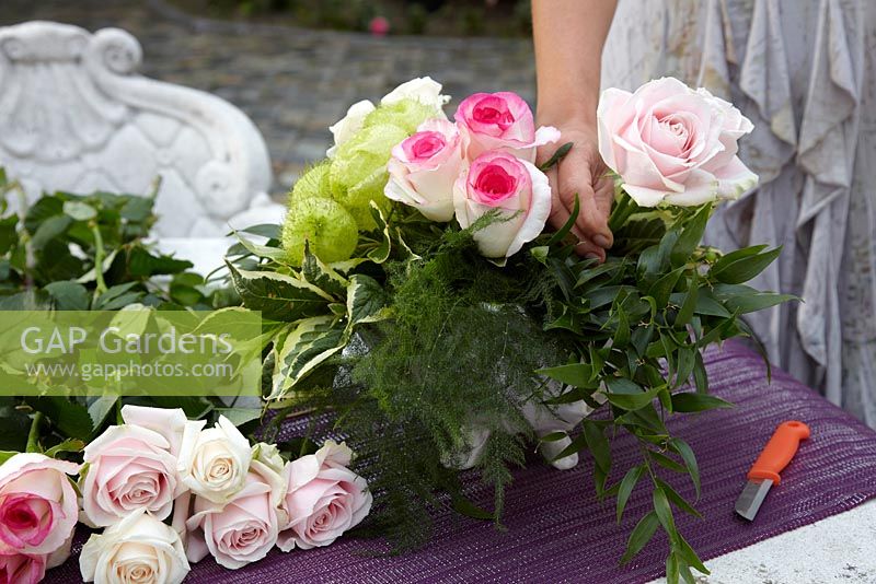 Making floral arrangement - Rosa 'Vendela', Rosa 'Dolce vita' and Lathyrus odoratus