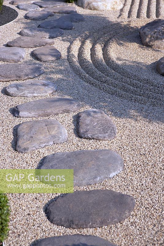 Stepping stones and gravel pathway 