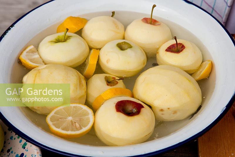 During the preparation of Apfelstrudel, Apples are conserved in a water bowl with Lemons