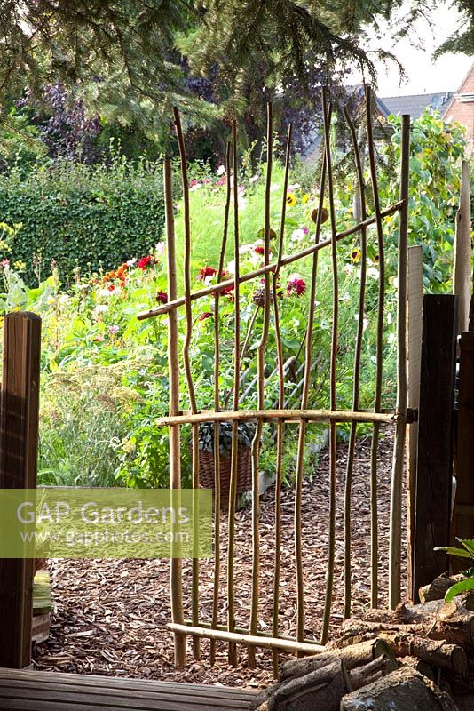 Gate made of bamboo canes - Marx Garden 
 
