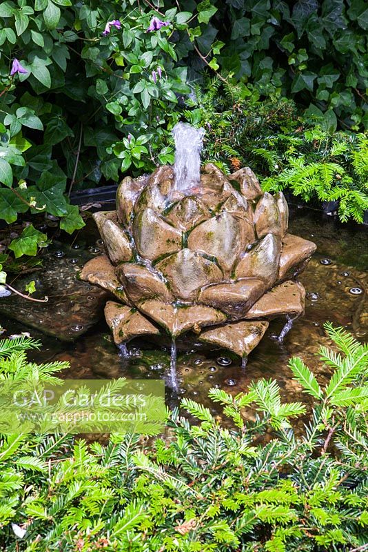 Water lily styled water fountain