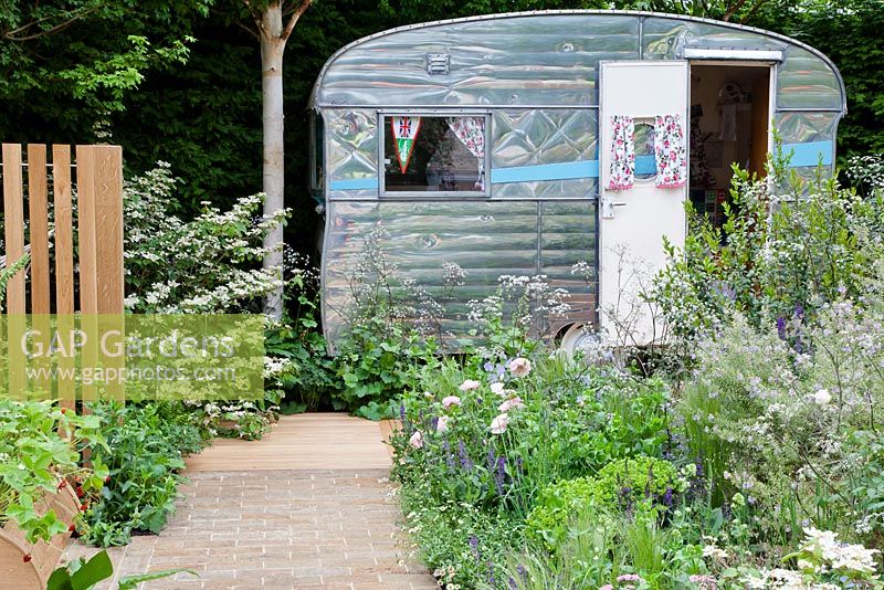 Caravan summerhouse in garden Chelsea 2012