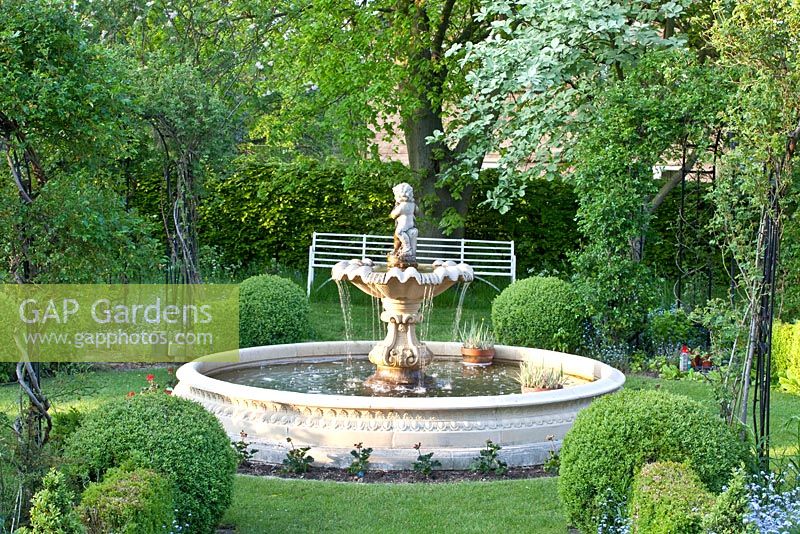 Formal garden with central fountain - The Manor House 