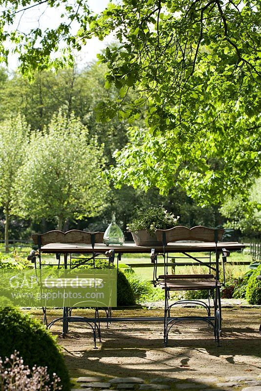 Relaxing area under the oak tree,  De Romantische tuin - The Romanic Garden of Dina Deferme and Tony Pirotte