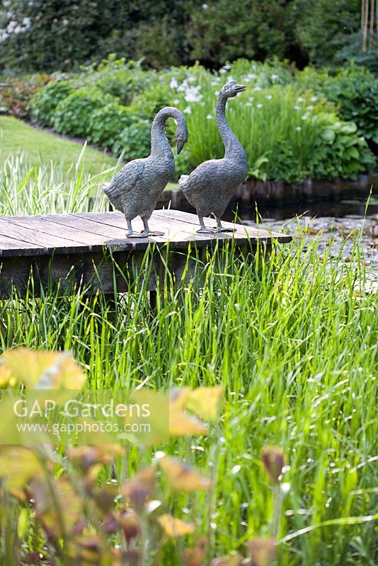 Ornamental geese on a pier, De Romantische tuin - The Romantic Garden of Dina Deferme and Tony Pirotte