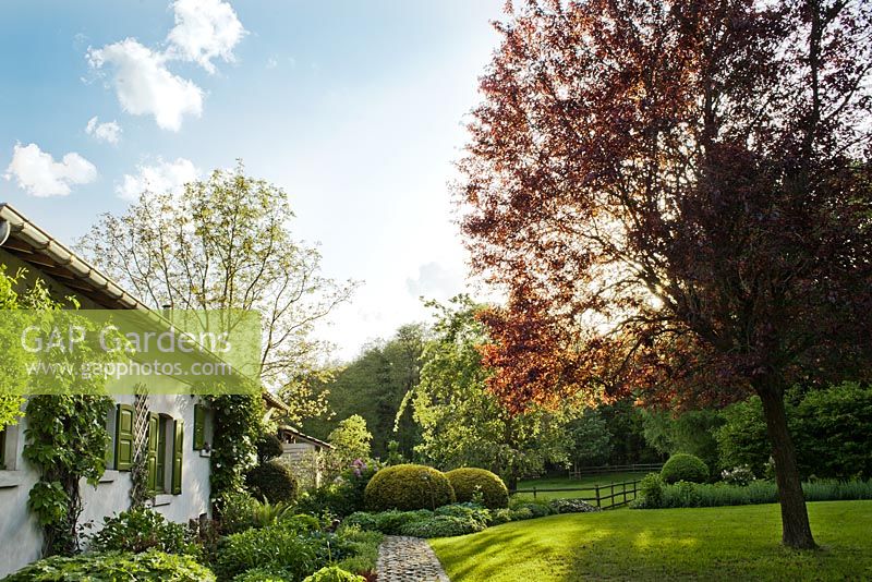 View of the house and garden, De Romantische tuin - The Romanic Garden of Dina Deferme and Tony Pirotte