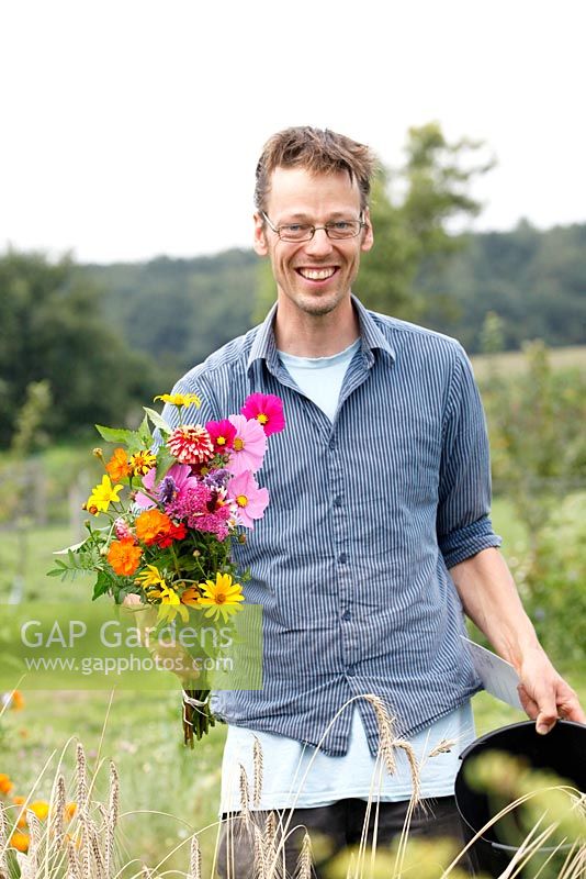 Martin Heutink creating a bunch of organic flowers for his clients at nursery Bloemrijk 