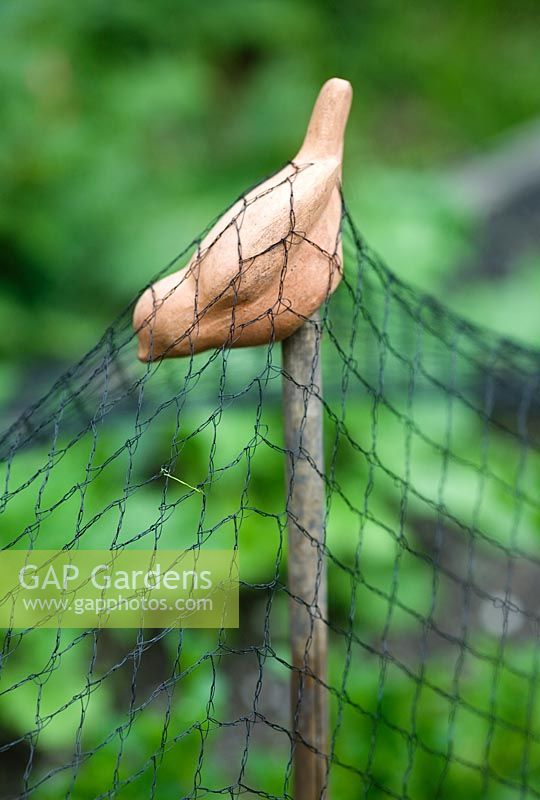 Bird shaped cane topper and netting