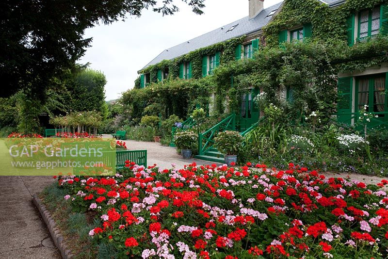 Main garden with view towards house - Monet's garden, Giverny, France
