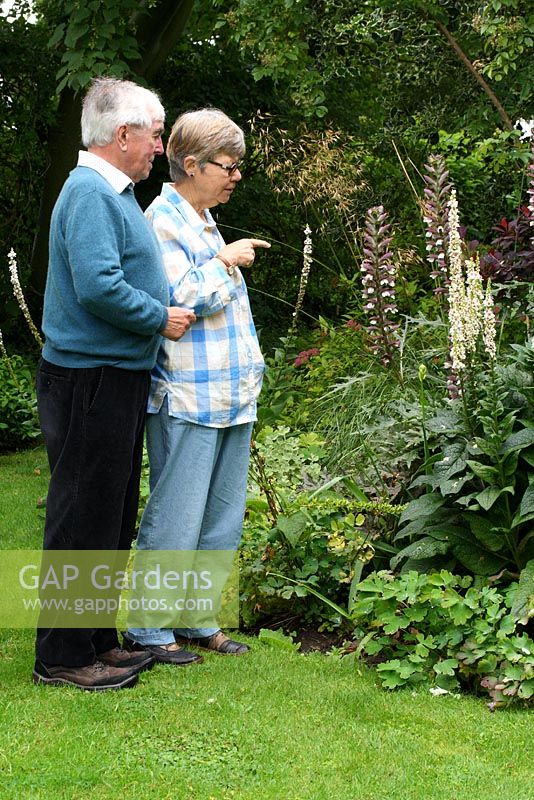 B and B guests enjoying the garden - Sallowfield Cottage B and B, Norfolk