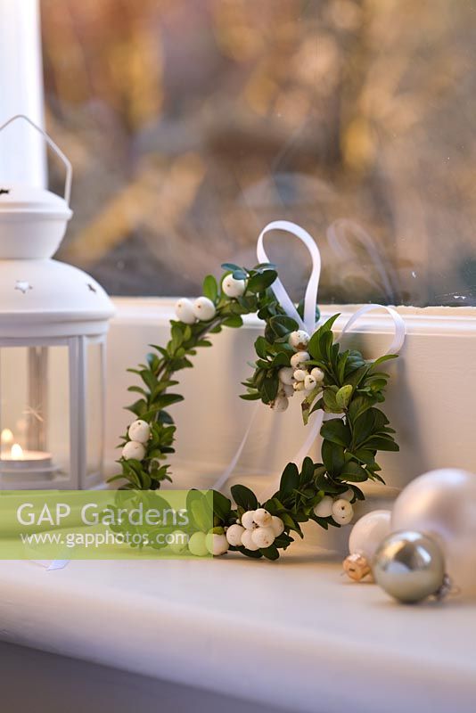Step-by-step - Snowberry and buxus heart shaped wreath Christmas decoration
