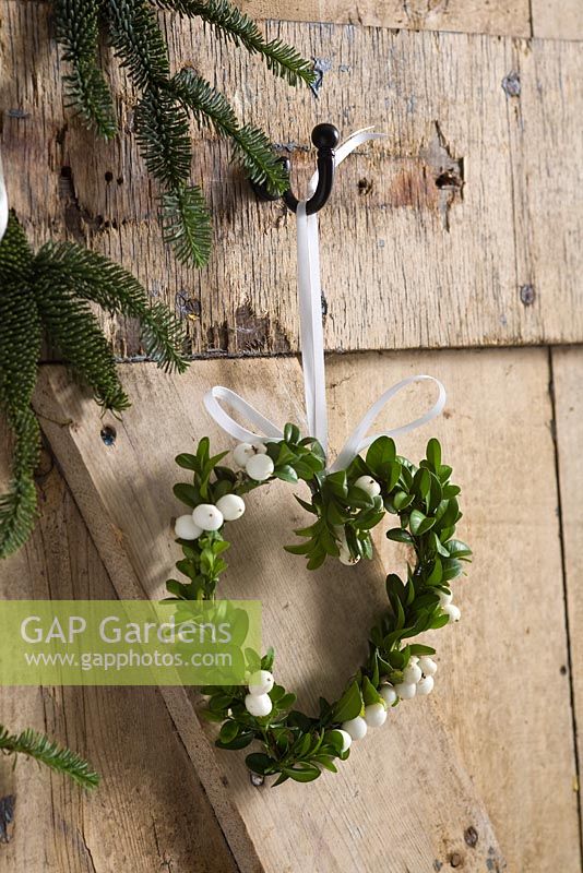 Step-by-step - Heart shaped decoration made using snowberries and buxus 