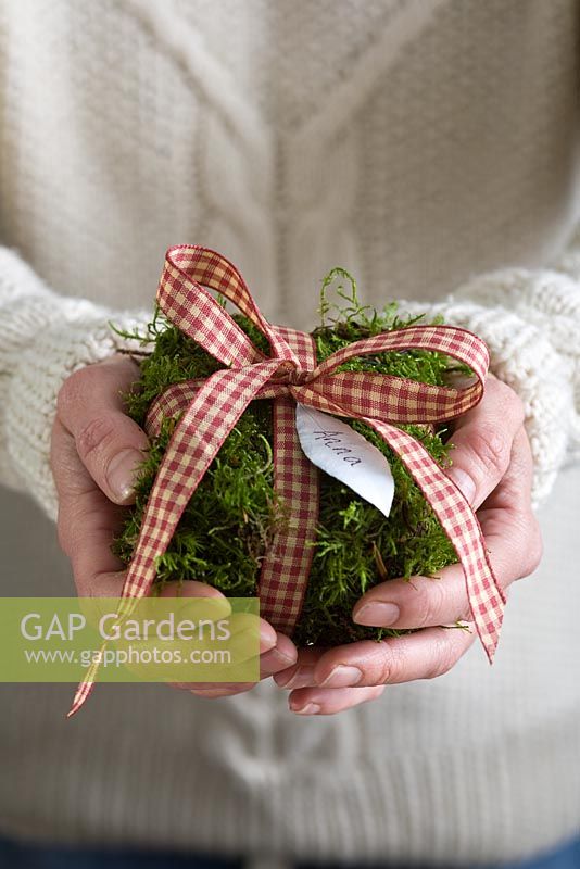 Step-by-step - Moss Christmas parcel table decoration with name label