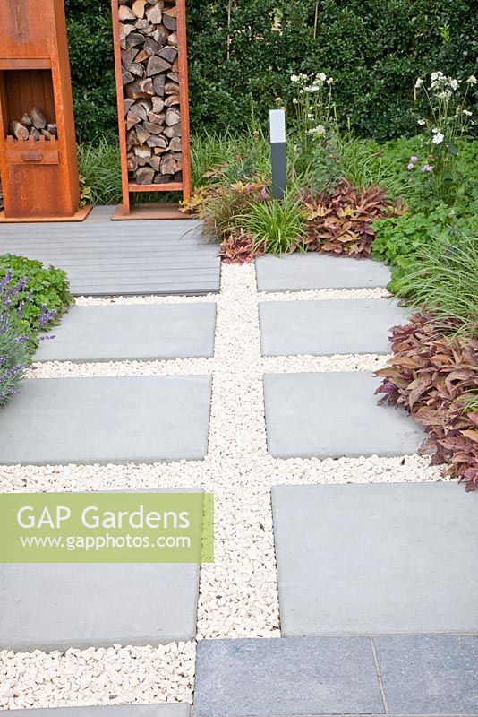 Pathway made up of paving slabs and gravel
