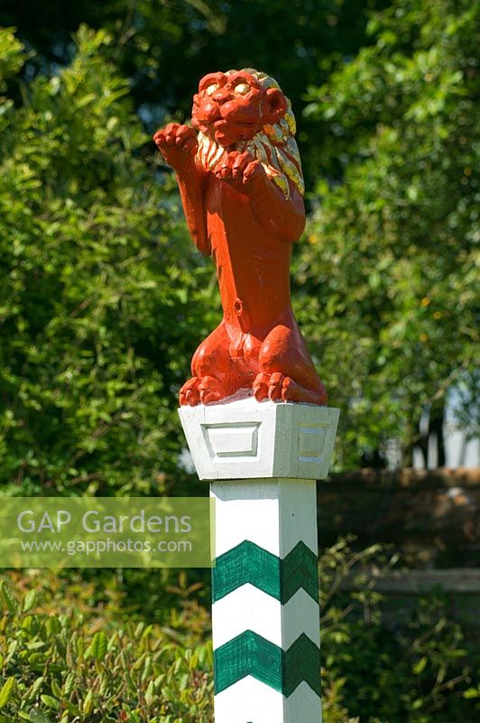 Red lion on plinth 