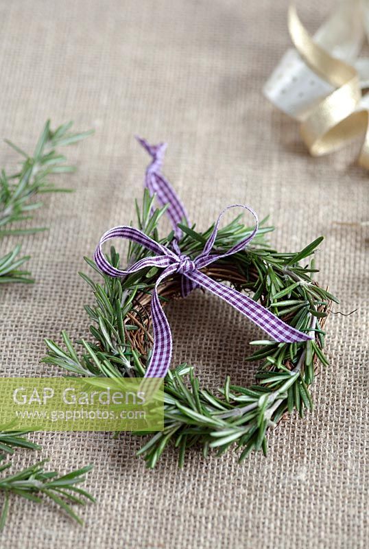 Step-by-step Making a small rosemary covered wreath 