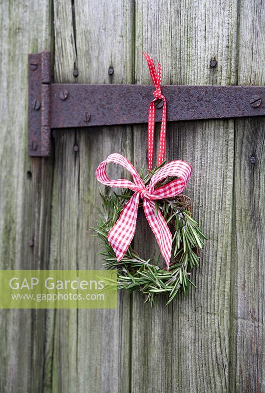 Step-by-step -  Rosemary covered wreath 