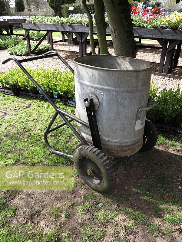 Water cart with pneumatic tyres and galvanised pivoting reservoir