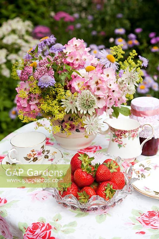 Pretty table set for tea - Garden Neighbours
