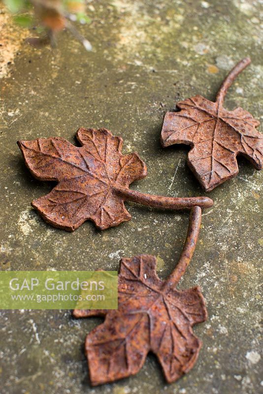Rusty metal leaves on table - Ulla Molin