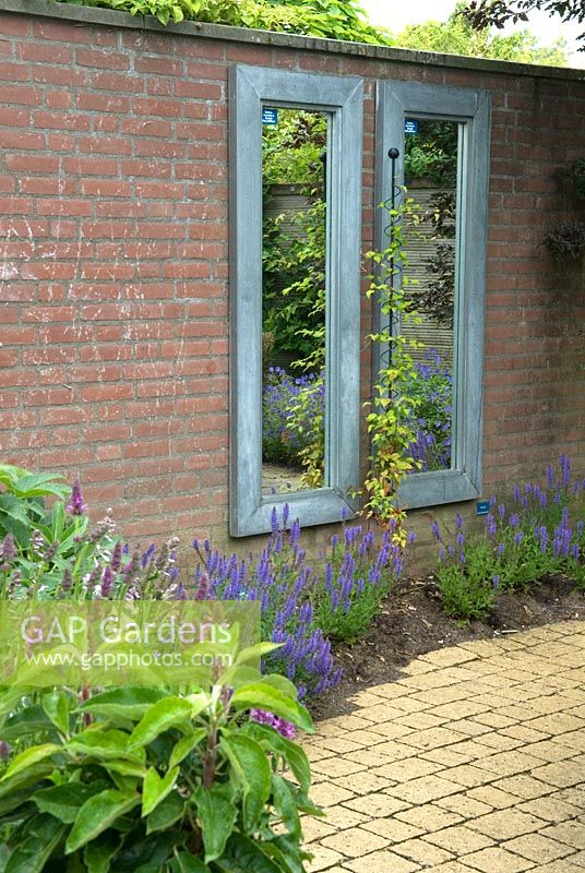 Use of mirrors on a garden wall to create an illusion of additional space - De Tuinen van Appeltern, Holland