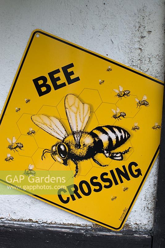 Bee crossing sign