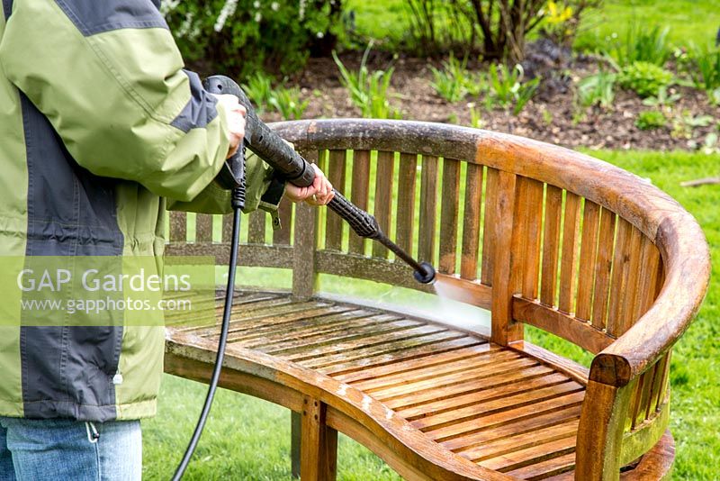 Garden furniture maintenance - Pressure washing a teak curved bench