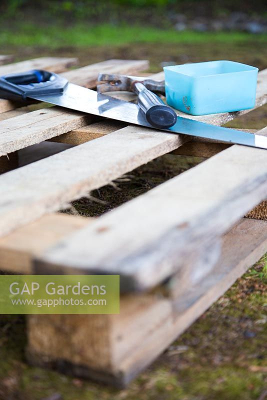 Making plant staging with pallets - tools and equipment