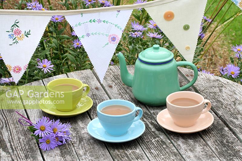 Step by step of making garden bunting with vintage linens and buttons - The finished bunting