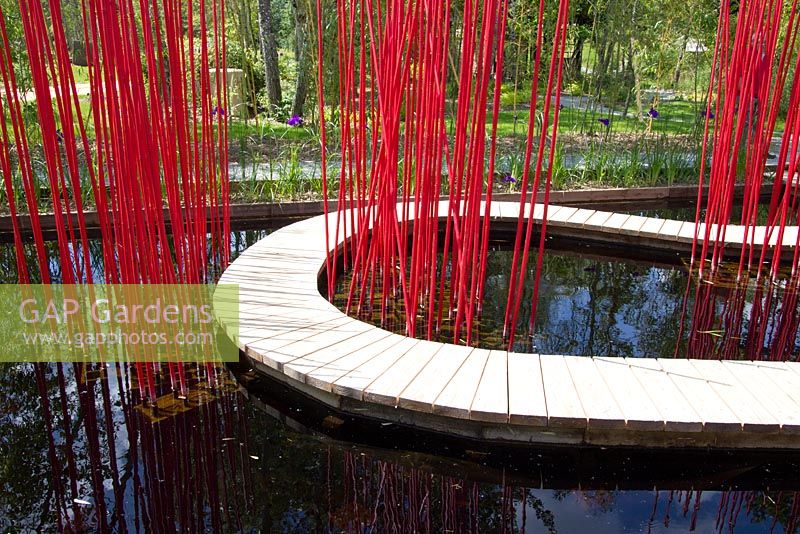 Water pathway with red stakes - Gardens of Sensations, Carre et Ronde, Designer -  Yu Kongjian 