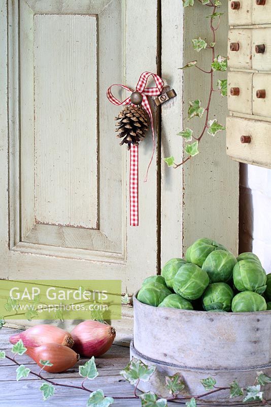 Step by step of making Christmas Doorknob Decorations - Attach to a doorknob by tying a simple bow