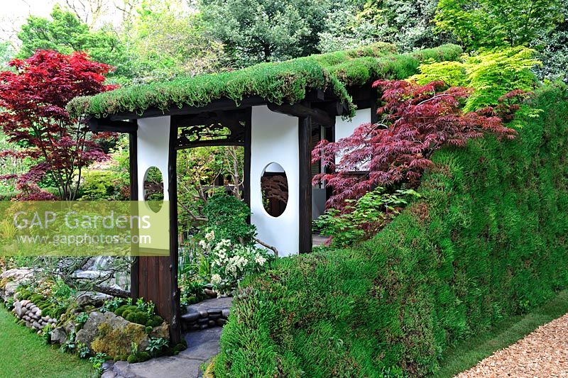 An Alcove - Tokonoma Garden, Entrance to the japanese garden with living roof cover and sedum living wall