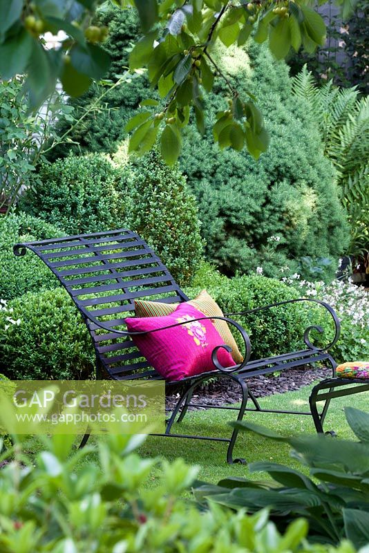 Metallic garden lounger with pillows
