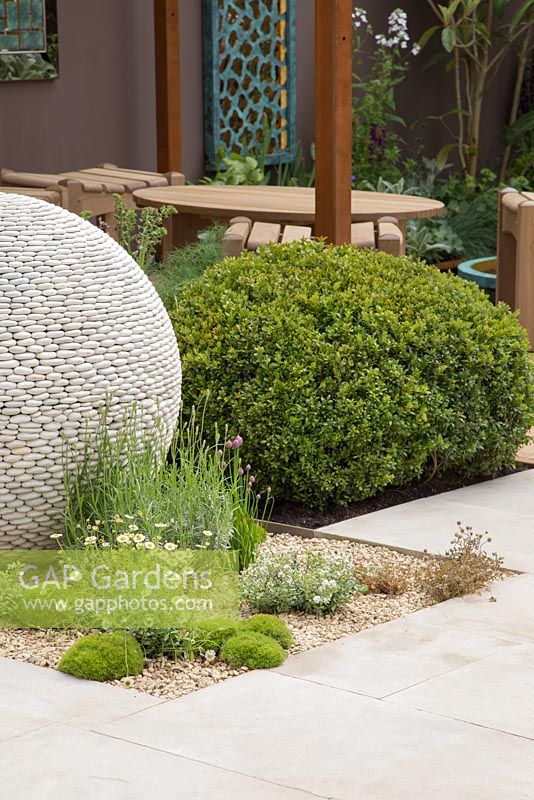 Pebble sculpture with Buxus sempervirens