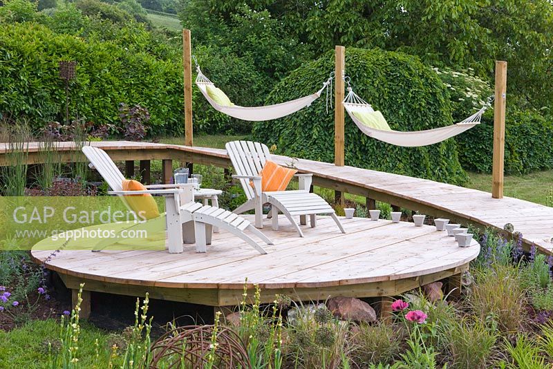 Constructing a circular deck - circular deck with deck chairs and hammocks