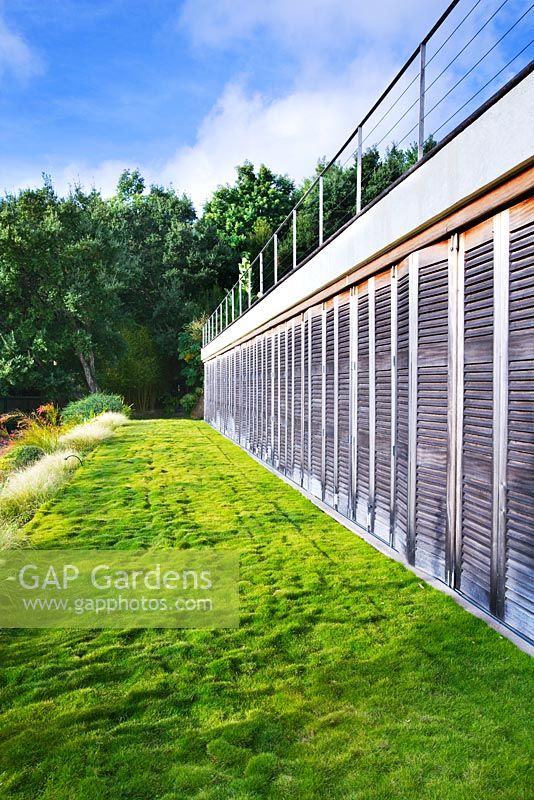 Building with lawn of Zoysia tenuifolia grass. Designer: Jean-Laurent Felizia, France