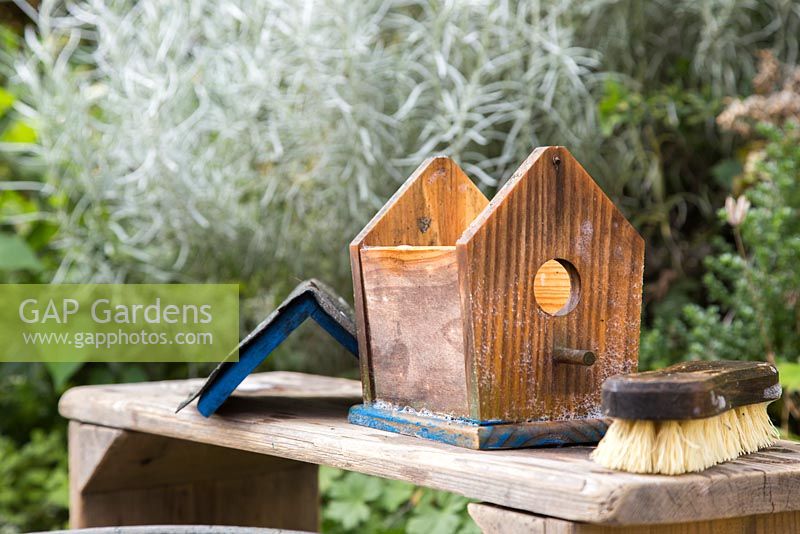 Leave the birdhouse to air dry before hanging back in place