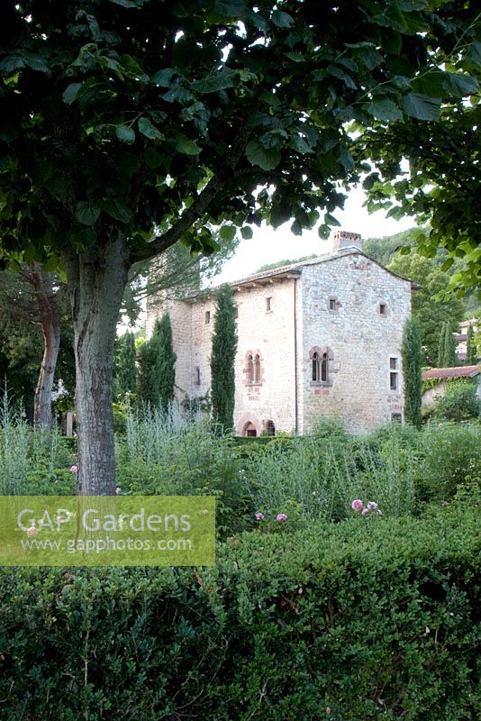 The Chatelus de Vialus garden and house.