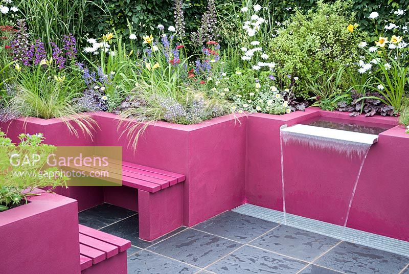 Pink sunken seating area with water feature and raised borders - Centrepoint Garden, RHS Hampton Court Palace Flower Show 2007