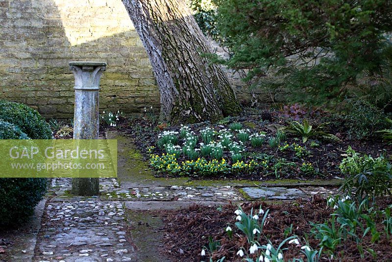 A stone plinth next to the Frog and fountain border