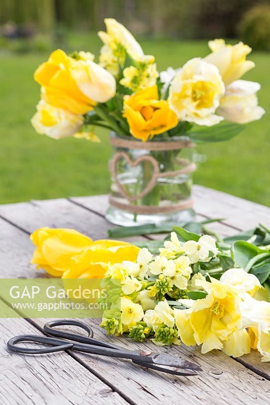 Creating a Floral display with fresh cut Tulipa 'Sunny Boy', Tulipa 'Creme Lizard', Tulipa 'Golden Apeldoorn', Cheiranthus cheiri 'Ivory White'